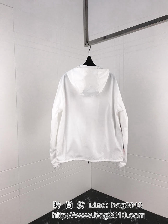 FENDI芬迪 斐樂聯名合作系列款 19ss春季斜杠印花 男款風衣外套 ydi2500